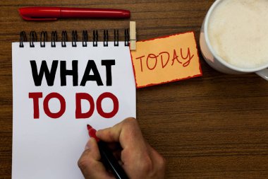 Ne için ne gösterilen metin işareti. Kavramsal fotoğraf birisi tavsiye sonraki eylem hakkında olacak soran adam holding marker defter clothespin hatırlatma ahşap masa Kupası Kahve yaptım.