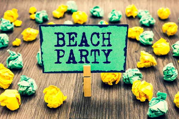 ビーチ パーティーを示すテキスト記号 概念的な写真小さなまたは大きな祭開催海海岸に通常身に着けているビキニ緑メモくしゃくしゃ紙用紙を保持いくつかの洗濯挟みがミスをしようと — ストック写真