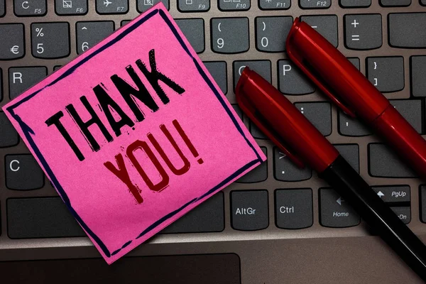 あなたに感謝を示すメモを書きます 何か良いものに満足している方法のピンクの紙のキーボードのインスピレーションとあいさつ再生展示ビジネス写真通信アイデア メッセージ赤マーカー — ストック写真