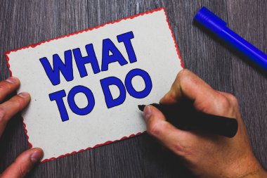 Ne için ne gösterilen Not yazma. Birisi tavsiye bir sonraki eyleme dair işaret kağıt kırmızı kenarlıklar tutan adam yapılmış olacak soran vitrine iş fotoğraf hızlı fikirler ahşap arka plan