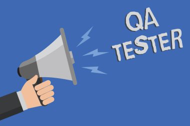 Qa Tester olarak metin sözcük yazma. İş kavramı üzerinde gidiş projenin uygulama adam önce kalite güvencesi için yüksek sesle konuşan megafon hoparlör mavi arka plan iletisi tutan