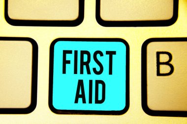 Kavramsal el ilkyardım gösterilen yazma. Küçük kesikler tıp eğitimi klavye gerek yok anahtar bilgisayar bilgi işlem yansıma belge mavi şifa pratik vitrine iş fotoğraf