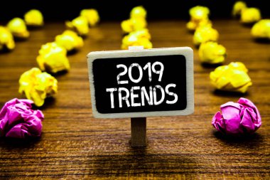 2019 Trendler gösterilen metin işareti. Ahşap zemin için kısa bir süre geçerli yıl buruşuk Blackboard gazetelerde birkaç deneme hata değil ünlüdür kavramsal fotoğraf şeyler memnun