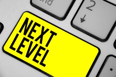 Word yazı metni sonraki seviyeye. Birden fazla yere sahip ve geçerli klavye sarı anahtar niyet sonra yansıma belge bilgisayar oluşturmak için atıfta için iş kavramı