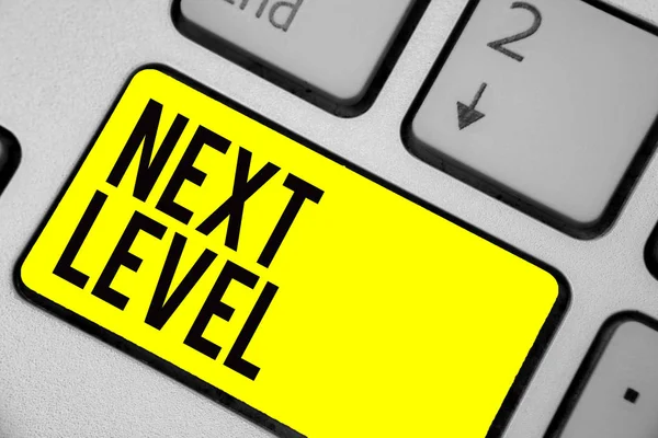 Word yazı metni sonraki seviyeye. Birden fazla yere sahip ve geçerli klavye sarı anahtar niyet sonra yansıma belge bilgisayar oluşturmak için atıfta için iş kavramı