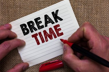 Break zaman gösterilen Not yazma. İş fotoğraf süre dinlenme ya da belirli iş yaptıktan rekreasyon vitrine elini tutun sembolik mektup Jüt çuval arka plan beyaz kağıt