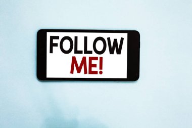 İzleyin beni kavramsal gösterilen metin işareti bir kişi davet fotoğraf veya grubunun tercih edilen liderlik cep telefonu beyaz ekran açık mavi renkli metin iletileri apps itaat için