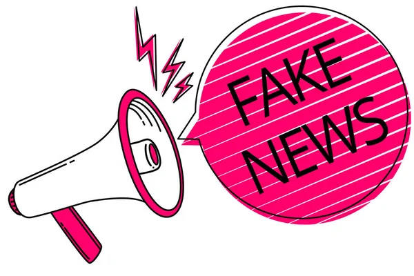 テキスト記号偽のニュースを表示します 概念的な写真メディア メガホン スピーカー ピンク音声バブル ストライプ重要な大声でのメッセージが真実ではない人々 に与える情報 — ストック写真