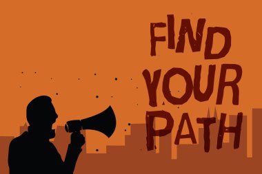 Senin yolunu bulmak gösteren Not yazma. Başarı motivasyonu ilham megafon konuşan politikacı sözler turuncu arka plana tutan adam için bir yol için arama vitrine iş fotoğraf