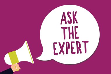 Word metin yazma uzman sor. Profesyonel yardım talep yardım destek adam tutmak için Looking için iş kavramı megafon mor arka planda çığlık hoparlör konuşma balonu