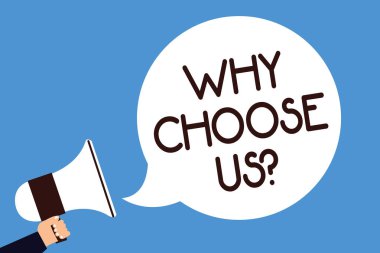 Neden seçin biz soru gösterilen Not yazma. Markamız diğerleri üzerinde bağımsız değişkenleri adam seçme nedenleri tutun iş fotoğraf vitrine megafon mavi arka plan çığlık hoparlör konuşma balonu