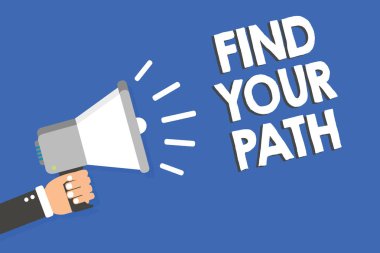 Senin yolunu bulmak gösteren metin işareti. Kavramsal fotoğraf arama için başarı motivasyonu ilham adam tutarak bir yol megafon hoparlör mavi arka plan mesajı yüksek sesle konuşan