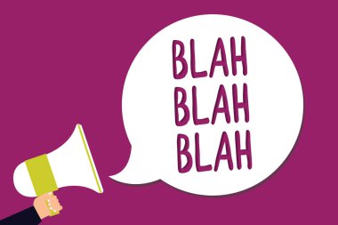 Word metin Blah Blah Blah yazma. Çok fazla yanlış bilgi konuştuğun için iş kavramı olmayan anlamda konuşan adam elinde megafon hoparlör konuşma balonu mor arka planda çığlık dedikodu