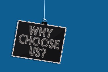 Neden seçin biz soru gösterilen Not yazma. Markamız diğerleri üzerinde bağımsız değişkenleri seçmek için nedenleri vitrine iş fotoğraf yazı tahtası ileti iletişim bilgileri mavi arka plan asılı