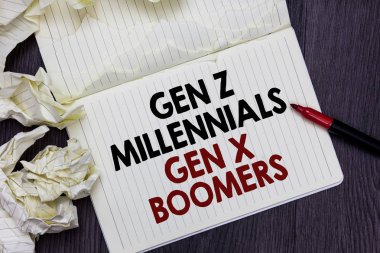 Gen Z Millennials Gen X Boomers gösterilen Not yazma. Kuşak farklılıklar defter üzerinde eski genç insanlar işaretleyici vitrine iş fotoğraf kağıtları sayfaları birkaç çalışır hata buruşuk.