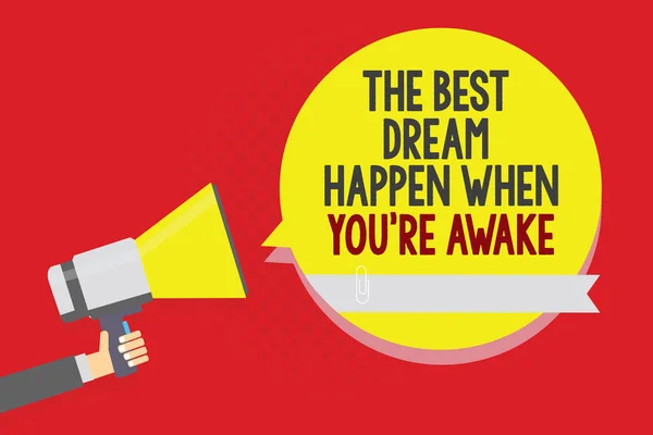 当你醒着的时候 用概念性的手写表现出最好的梦想 商业照片文本梦想成真必须相信人持有扩音器扬声器黄色气泡红色背景 — 图库照片