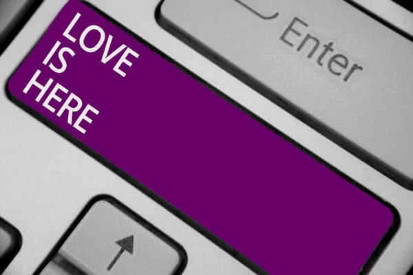 ここに示すテキスト記号 概念的な写真ロマンチックな感じ素敵な感情正式ケア喜び紫キーボード意図反射ドキュメントをコンピューティング コンピューターを作成します — ストック写真