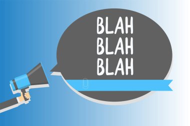 Blah Blah Blah gösterilen metin işareti. Kavramsal fotoğraf çok fazla yanlış bilgi konuşmak olmayan anlamda konuşan adam elinde megafon hoparlör konuşma balonu mesajı yüksek sesle konuşan dedikodu