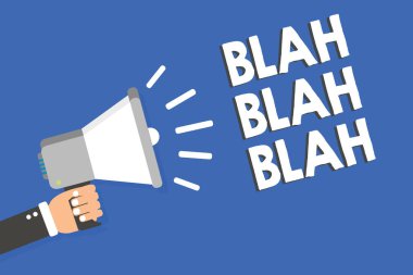 Blah Blah Blah gösterilen metin işareti. Kavramsal fotoğraf çok fazla yanlış bilgi konuşmak olmayan anlamda konuşan adam yüksek sesle konuşan megafon hoparlör mavi arka plan iletisi tutan dedikodu