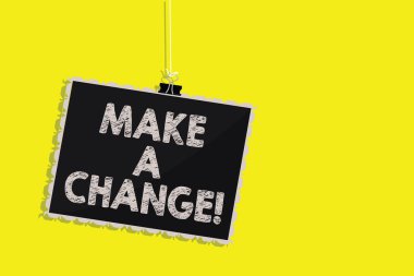 A değişiklik yapmak Not yazma. İş fotoğraf vitrine deneyin yeni şey evrim evrim gelişme büyüme olgun asılı blackboard ileti iletişim işareti sarı arka plan