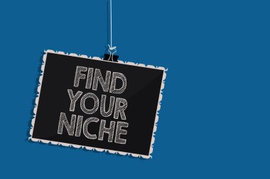 Sizin niş bulmak gösterilen Not yazma. Pazar çalışma belirli potansiyel müşteri pazarlama asılı blackboard ileti iletişim bilgileri mavi arka plan arayışı vitrine iş fotoğraf