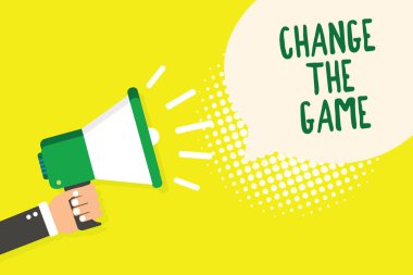 Word metin değişikliği oyunu yazma. İş kavramı için farklı yeni stratejiler adam bir şey bir hareket yapmak megafon hoparlör konuşma balonu sarı arka plan yarı ton holding