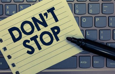 Kavramsal el yazma gösteren Don t Stop. İş fotoğraf vitrine devam ne bir gecikme defter kağıt klavye ilham bilgisayar siyah marker oluşturma olmadan yapıyor vardı