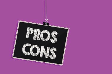 Mor arka plan olumlu ve olumsuz faktörleri veya kişi asılı blackboard ileti iletişim bilgileri nedenleri artıları konsensüs kavramsal fotoğraf gösterilen metin işaret imzalamak