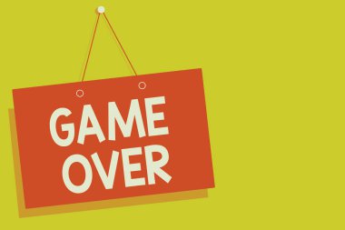 El yazısı metin oyun bitti. Yakın işaret sarı arka plan açık bir durumda onun finale ulaşmak belirli bir spor anlam veya kırmızı Pano duvar mesajı iletişim bitiş kavramı