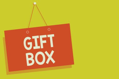 El yazısı metin hediye kutusu. Yakın işaret sarı arka plan açık tasarımlar hediyeleri kırmızı Pano duvar mesajı iletişim taşıma kapasitesine sahip olan küçük bir cointainer anlam kavramı