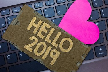 Kavramsal el Merhaba 2019 gösterilen yazma. İş fotoğraf metin bir büyüklük olmak gelecek yeni yıl karton romantik güzel mesaj kalp klavye türü bilgisayar için umut