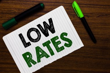 Kavramsal el düşük oranları gösterilen yazma. İş fotoğraf metin A maliyet bir öğe ya da genellikle, fikirler iletişim, en küçük fiyat defter kağıt işaretleri ahşap arka plan hizmetleri