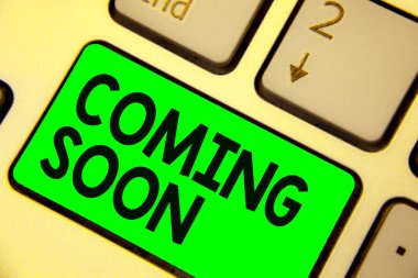 Kavramsal el Coming Soon gösterilen yazma. Bir şey vitrine iş fotoğraf süre klavye yeşil anahtar bilgisayar bilgi işlem yansıma belge gerçekten kısa zamanda olacak