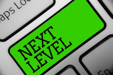 Sonraki seviyeye gösterilen metin işareti. Birden fazla yere sahip ve geçerli klavye yeşil anahtar gibi bir niyetim sonra yansıma belge bilgisayar oluşturmak için atıfta kavramsal fotoğraf