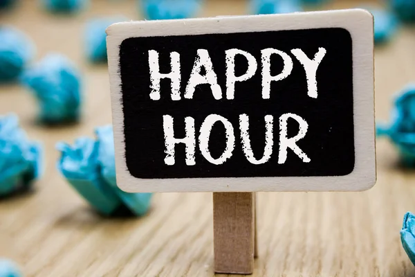 Happy Hour Gösterilen Metin Işareti Biraz Buruşuk Blackboard Birkaç Çalışır — Stok fotoğraf