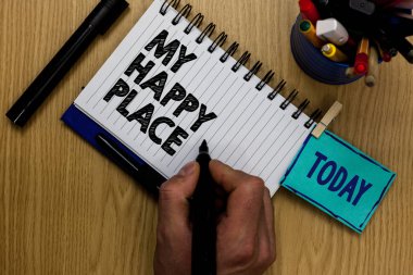 Benim mutlu bir yer gösterilen Not yazma. Nerede rahat mutlu rahat ilham adam marker defter clothespin hatırlatma ahşap masa işaretleri tutarak hissediyorum uzay vitrine iş fotoğraf