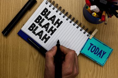 Blah Blah Blah gösterilen Not yazma. Çok fazla yanlış bilgi konuşurken vitrine iş fotoğraf marker defter clothespin hatırlatma ahşap masa işaretçileri tutmak olmayan anlamda konuşan adam dedikodu