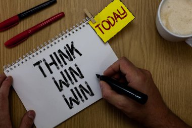 El yazısı metin düşünüyorum Win Win yazma. Başarı adam holding marker için iş stratejisi rekabet meydan yol defter clothespin hatırlatma ahşap masa fincan kahve anlam kavramı