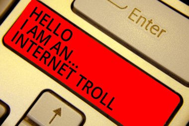 Word metin Merhaba yazma, ben bir... Internet Troll. Sosyal medya iş kavramı klavye kırmızı anahtar niyet oluşturmak bilgisayar bilgi işlem yansıma belge tartışmaları bağımsız değişkenleri rahatsız ediyor.