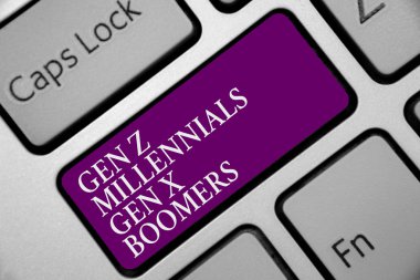 Metin Gen Z Millennials Gen X Boomers yazılı kelime. Kuşak farklılıklar eski genç insanlar mor klavye tuşu niyet için iş kavramı oluşturmak yansıma belge bilgisayar