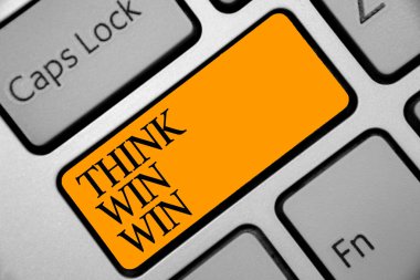 Kavramsal el düşünüyorum Win Win gösterilen yazma. Başarı klavye portakal anahtar bilgisayar bilgi işlem yansıma belge olmak için iş stratejisi rekabet meydan yol vitrine iş fotoğraf