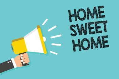 Home Sweet Home gösterilen Not yazma. İş fotoğraf içinde ev sonunda rahat duygu rahat aile zaman adam vitrine megafon hoparlör mavi arka plan ileti konuşan holding