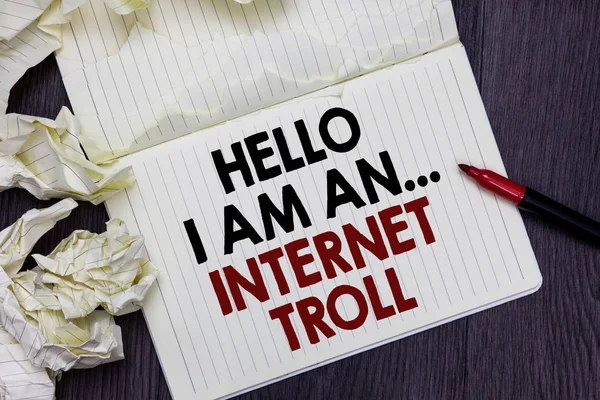 Escribiendo Una Nota Que Muestra Hello Internet Troll Foto Negocios — Foto de Stock