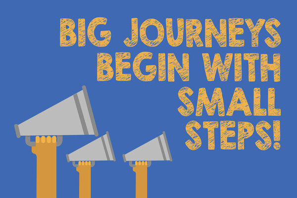 Пишу записку, показывающую большие путешествия, начинающиеся с маленьких шагов. Деловое фото, демонстрирующее шаг за шагом, чтобы достичь своих целей Руки, держащие мегафоны громкоговоритель важное сообщение синий фон
