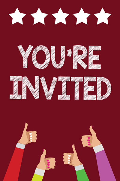 Conceptual hand writing showing You re re Invited. Пожалуйста, присоединяйтесь к нам в нашем празднике Добро пожаловать Мужчины Мужчины руки большие пальцы вверх одобрение пять звезд фиолетовый фон
