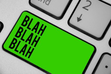 Blah Blah Blah gösterilen Not yazma. Çok fazla yanlış bilgi konuşurken vitrine iş fotoğraf olmayan anlamda konuşan klavye yeşil anahtar gibi bir niyetim bilgisayar bilgi işlem yansıma belge dedikodu