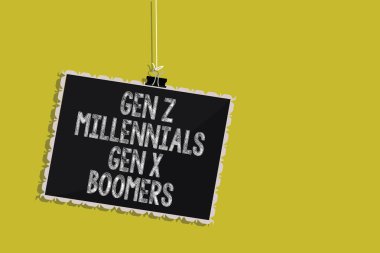 El yazısı metin Gen Z Millennials Gen X Boomers. Kuşak farklılıklar eski genç insanlar asılı blackboard ileti iletişim bilgi işareti sarı arka planını anlam kavramı