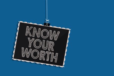 Your değer biliyorum gösterilen Not yazma. İş fotoğraf vitrine kişisel değerini Deserved farkında gelir maaş faydaları asılı blackboard ileti iletişim bilgileri mavi arka plan