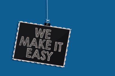 Biz yapmak bu kolay gösterilen Not yazma. İş fotoğraf vitrine sunan çözümleri alternatifleri yapmak daha kolay bir iş fikirleri blackboard ileti iletişim bilgileri mavi arka plan asılı