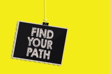 Senin yolunu bulmak gösteren Not yazma. Başarı motivasyonu ilham asılı blackboard ileti iletişim işareti sarı arka plan için bir yol için arama vitrine iş fotoğraf